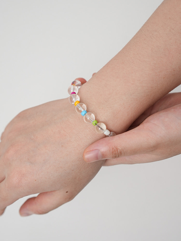 【ワークアウト後のハッピー気分を呼び覚ます】白水晶×マルチカラービーズ・エナジーブレスレット / 心を洗うクォーツとときめき色彩（ワンタッチ開閉）